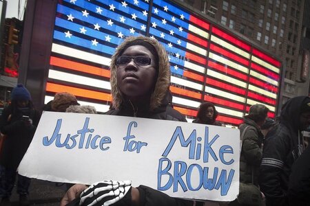 »Gerechtigkeit für Mike Brown« forderten die Demonstranten am Do... »Gerechtigkeit für Mike Brown« forderten die Demonstranten am Do...