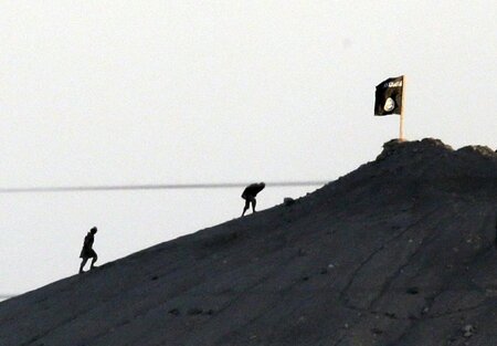 IS-Kämpfer hissen auf einem Hügel östlich von Kobani die Flagge ... IS-Kämpfer hissen auf einem Hügel östlich von Kobani die Flagge ...