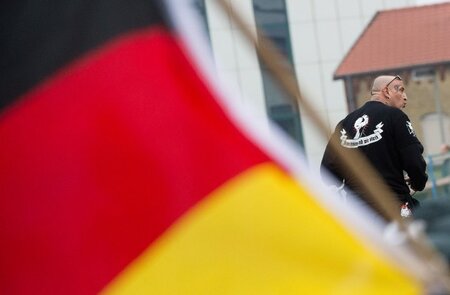 Ein Teilnehmer der "Hooligans-gegen-Salafisten"-Demo am 15. Nove... Ein Teilnehmer der "Hooligans-gegen-Salafisten"-Demo am 15. Nove...