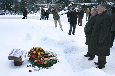 Nelken für alle "Opfer des Stalinismus" niederzulegen, gehört zu... Nelken für alle "Opfer des Stalinismus" niederzulegen, gehört zu...