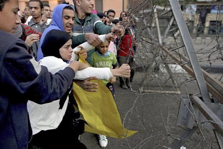 Wütend: Demonstranten am Samstag nahe dem Tahrir-Platz in Kairo Wütend: Demonstranten am Samstag nahe dem Tahrir-Platz in Kairo