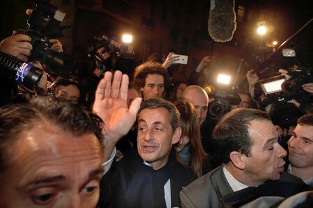 Da bin ich wieder: Nicolas Sarkozy winkt am Samstag in Paris Anh... Da bin ich wieder: Nicolas Sarkozy winkt am Samstag in Paris Anh...