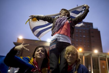 Jubel in Montevideo: Die Frente Amplio bleibt in Uruguay an der ... Jubel in Montevideo: Die Frente Amplio bleibt in Uruguay an der ...