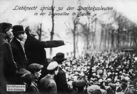 Karl Liebknecht bei einer Antikriegskundgebung auf der Siegesall...