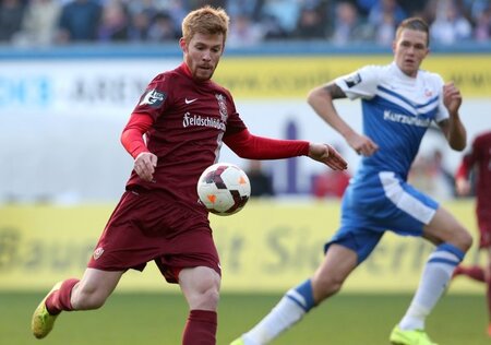 Dynamos Dreifachtorschütze Mathias Fetsch (l.) kommt gegen Steve... Dynamos Dreifachtorschütze Mathias Fetsch (l.) kommt gegen Steve...