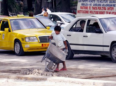 Kinderbauarbeiter in Tirana. Laut UNICEF haben 25 Prozent der al...