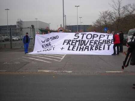 Protestaktion der Daimler-Arbeiter am Montag vor dem Werkstor in...