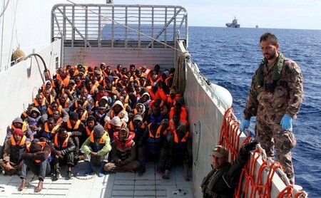 Flüchtlinge auf einem Boot der italienischen Küstenwache im Apri...