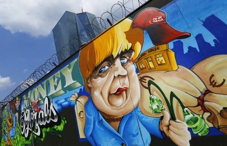 »Money vs Morals«? Darstellung von Angela Merkel auf dem Bauzaun...