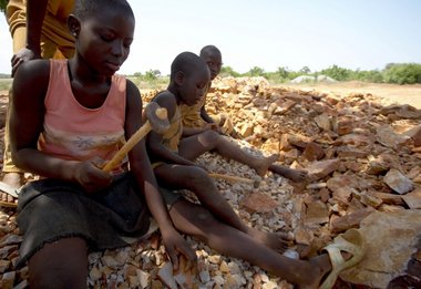 Eine Gruppe von Steinklopfern in einem Steinbruch in Ghana