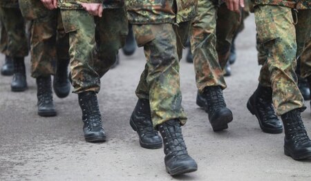 »Leicht reisen, hart zuschlagen« - Die NATO-Eingreiftruppe soll ...