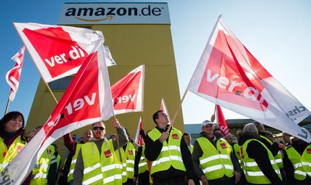 Streikende stehen vor dem Amazon Logistikzentrum in Leipzig