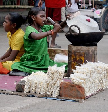 Eine Popcornproduzentin in Patna/Indien