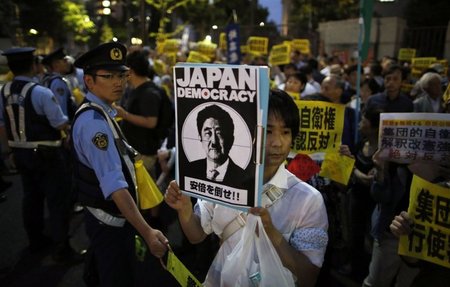 Japans Premier Shinzo Abe mit Hitlerbärtchen: Demonstration von ...