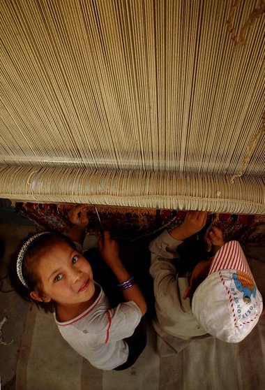 Teppichknüpferinnen (neun und sechs Jahre alt) in Kabul