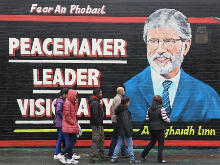 Wandmalerei mit Gerry Adams in Belfast