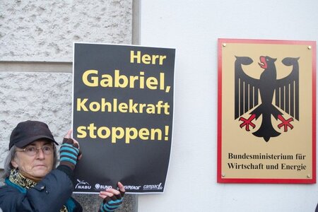 Ein Aktivist von Campact protestiert vor dem Bundeswirtschaftsmi...