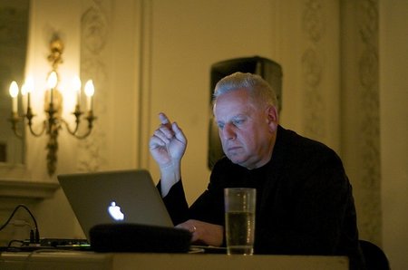 Wer hält hier wen fest? Dreyblatt seinen Finger in der Luft oder...