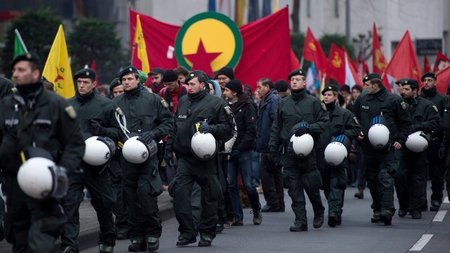 Verbot kreativ umgangen: Demonstranten trugen am Samstag in Köln...
