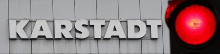 Rote Ampel an Einfahrt zu Karstadt-Filiale in München: Bremst da...