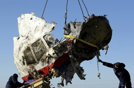 Arbeiter verladen an der Absturzstelle in der Ostukraine am 20. ...