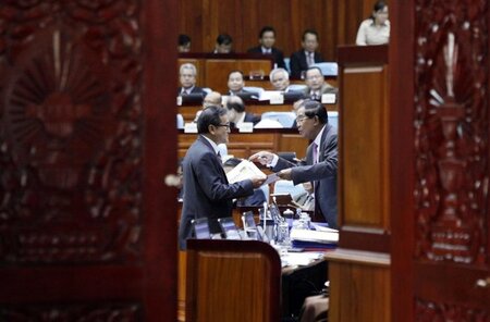 Hun Sen (r.) und Sam Rainsy am 28. November in der kambodschanis...