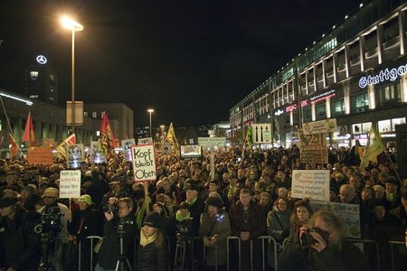 »Oben bleiben« - 250. Montagsdemo gegen den Tiefbahnhof in Stutt... »Oben bleiben« - 250. Montagsdemo gegen den Tiefbahnhof in Stutt...