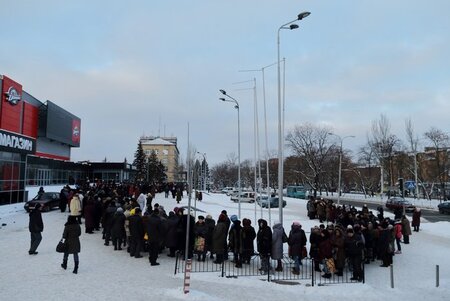 Vor dem Hockey-Stadium in Donezk warteten Menschen Anfang Dezemb... Vor dem Hockey-Stadium in Donezk warteten Menschen Anfang Dezemb...
