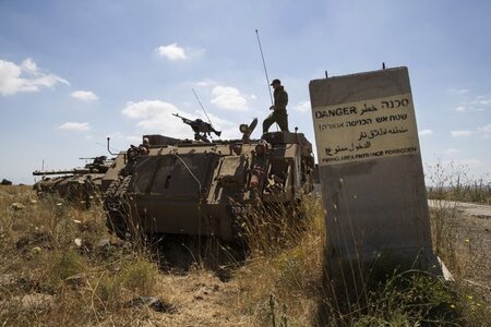 Ein israelischer Soldat auf einem Panzer auf den okkupierten Gol...