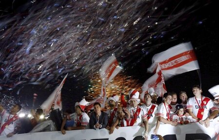 Die »Banda Roja« ist zurück im Ring. Feiernde Spieler in Buenos ... Die »Banda Roja« ist zurück im Ring. Feiernde Spieler in Buenos ...