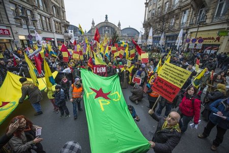Gegen das Verbot: Sympathisanten der kurdischen YPG demonstriere... Gegen das Verbot: Sympathisanten der kurdischen YPG demonstriere...