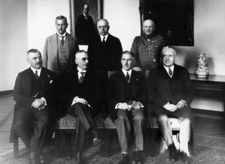 Das »Kabinett der Barone« des Reichskanzlers Franz von Papen (vo... Das »Kabinett der Barone« des Reichskanzlers Franz von Papen (vo...