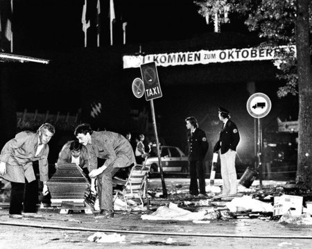 Kurz nach dem Anschlag: Die Straße ist mit Leichenteilen übersät... Kurz nach dem Anschlag: Die Straße ist mit Leichenteilen übersät...
