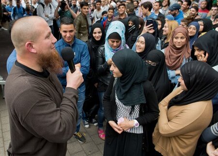 Der radikale Salafistenprediger Pierre Vogel spricht bei einer K...
