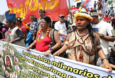 Vertreter indigener Völker Ecuadors beim Protestmarsch am Mittwo...
