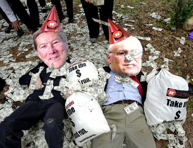 Konzernkritiker karikieren US-Vizepräsident Richard Cheney und H... Konzernkritiker karikieren US-Vizepräsident Richard Cheney und H...