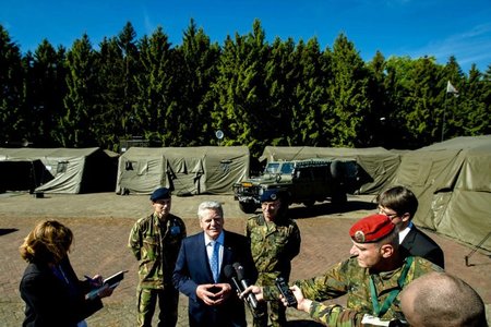 Bundespräsident Joachim Gauck vor Soldaten des I. Deutsch-Nieder...