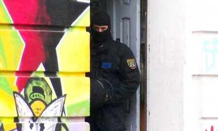 Polizeiliche Durchsuchungsaktion bei mutmaßlichen Mitgliedern de...