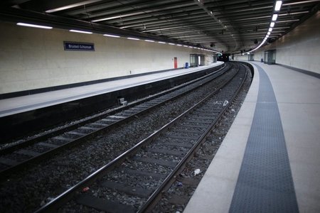 Gähnende Leere am Schuman-Bahnof in Brüssel wärend eiens Eisenba... Gähnende Leere am Schuman-Bahnof in Brüssel wärend eiens Eisenba...