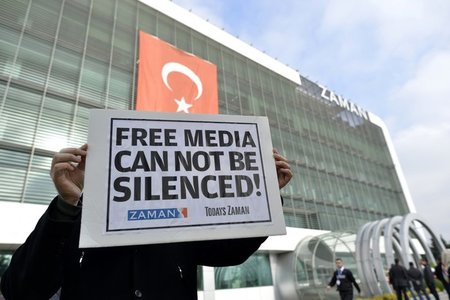 Protestaktion gegen die Durchsuchung der Zaman-Redaktionsräume u... Protestaktion gegen die Durchsuchung der Zaman-Redaktionsräume u...