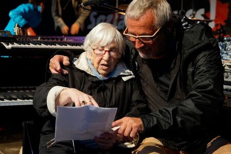 Blick nach vorn: Esther Bejarano beim UZ-Pressefest 2014 mit Kon... Blick nach vorn: Esther Bejarano beim UZ-Pressefest 2014 mit Kon...