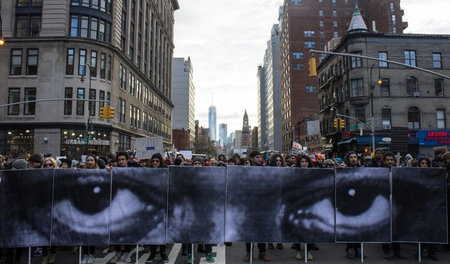 Zehntausende Demonstranten forderten in New York vor dem Hauptqu... Zehntausende Demonstranten forderten in New York vor dem Hauptqu...