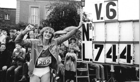 Heike Drechsler (SC Motor Jena) nach einem Weltrekordsprung 1985...