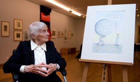 Marie Marcks betrachtet im Mai 2014 eine ihrer Zeichnungen aus d...
