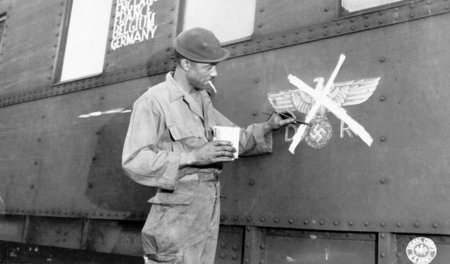 Private First Class Eugene Davis (375th Pionier Batallion) überm...