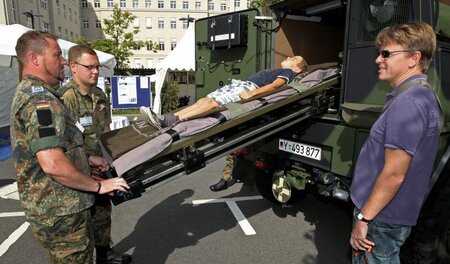 Der Nachwuchs darf schonmal die Pritsche testen: Ein Tag der off...