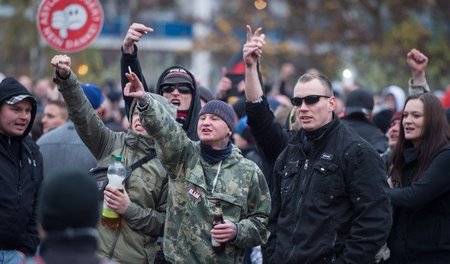 Rund 550 Neonazis und Anhänger einer »Bürgerinitiative« protesti... Rund 550 Neonazis und Anhänger einer »Bürgerinitiative« protesti...