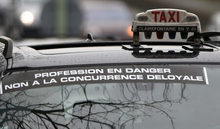 Taxifahrer protestierten am Montag in Paris gegen Uber: »Eine Br... Taxifahrer protestierten am Montag in Paris gegen Uber: »Eine Br...