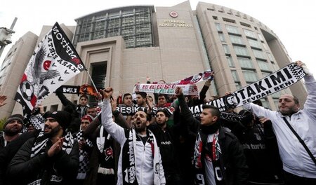 Lautstarke Unterstützung: Anhänger von Beşiktaş demons... Lautstarke Unterstützung: Anhänger von Beşiktaş demons...