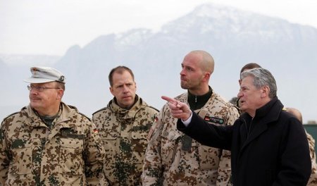 Kriegsromantik pur: Bundespräsident Joachim Gauck mit Bundeswehr... Kriegsromantik pur: Bundespräsident Joachim Gauck mit Bundeswehr...